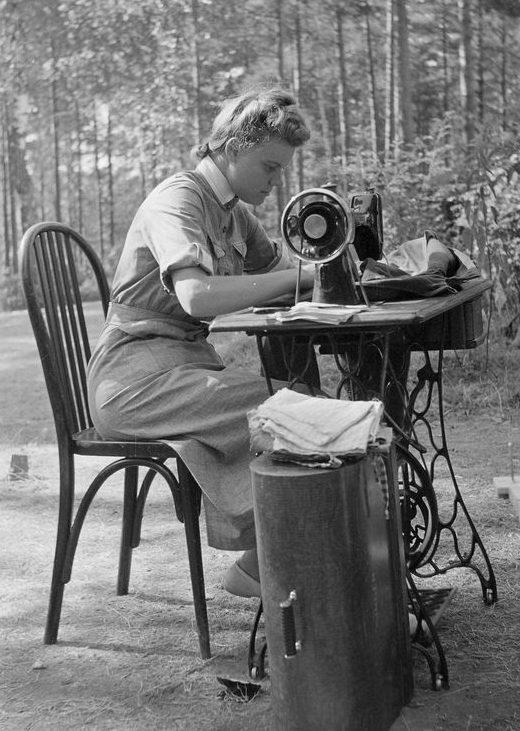 Ремонт одежды в полевом лагере. 1942 г.