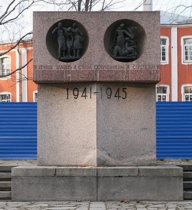Памятник погибшим сотрудникам ЛСГМИ.