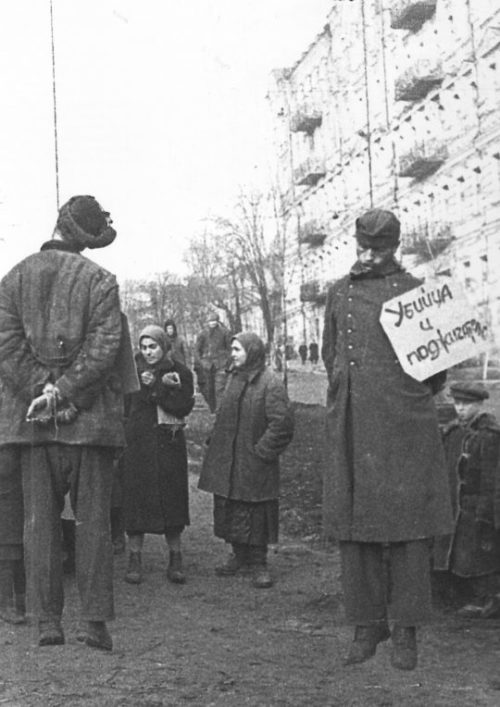 Хиви и немецкие солдаты, повешенные на Бессарабской площади в Киеве. Декабрь 1943 г.