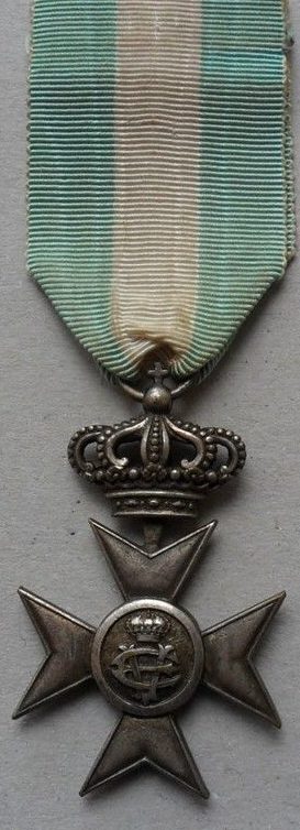 Серебряный знак креста с короной «За выслугу лет» (25 лет).