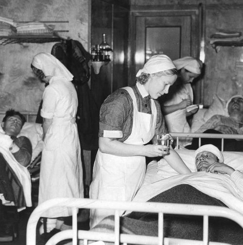 «Лотты» в госпитале. 1943 г. 