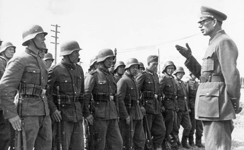 Генерал РОА Власов А.А. инспектирует части РОА. 1943 г. 