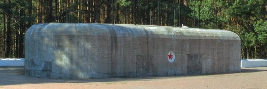 ДОТ № 124, КаУР. г. Сестрорецк, у северной границы Сестрорецкого воинского кладбища.