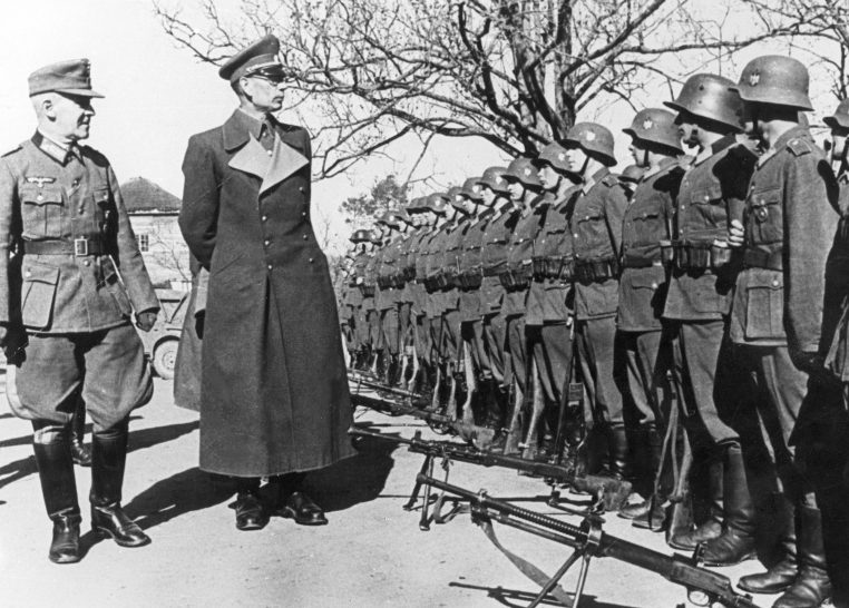 Генерал РОА Власов А.А. инспектирует части РОА. 1943 г. 