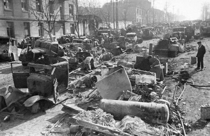 Улица после ухода немцев. Апрель 1944 г.