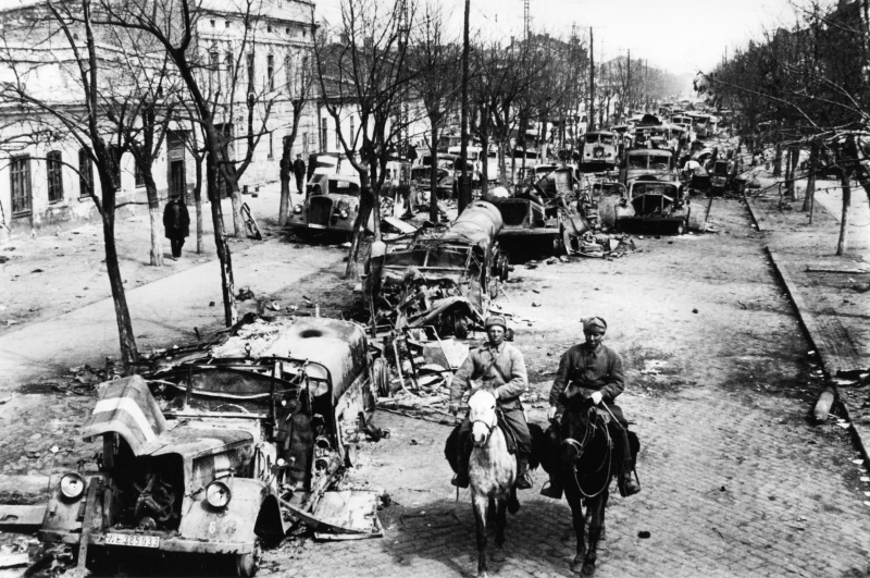 Советские разведчики входят в брошенный немцами город. Апрель 1944 г. 
