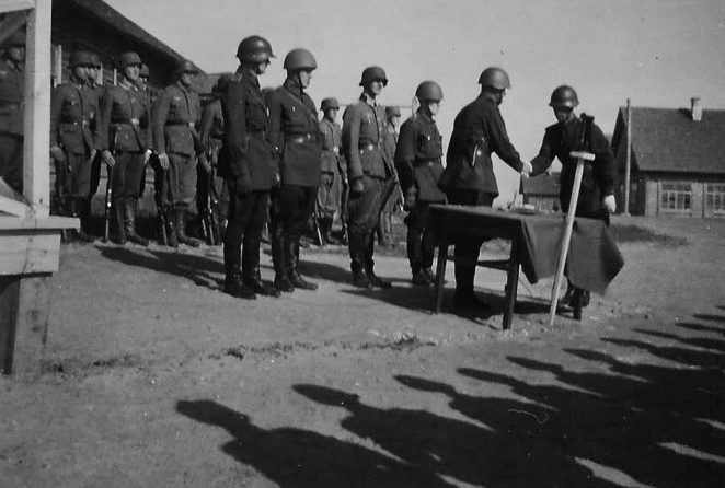Награждение хиви и подразделения РОНА. 1943 г. 