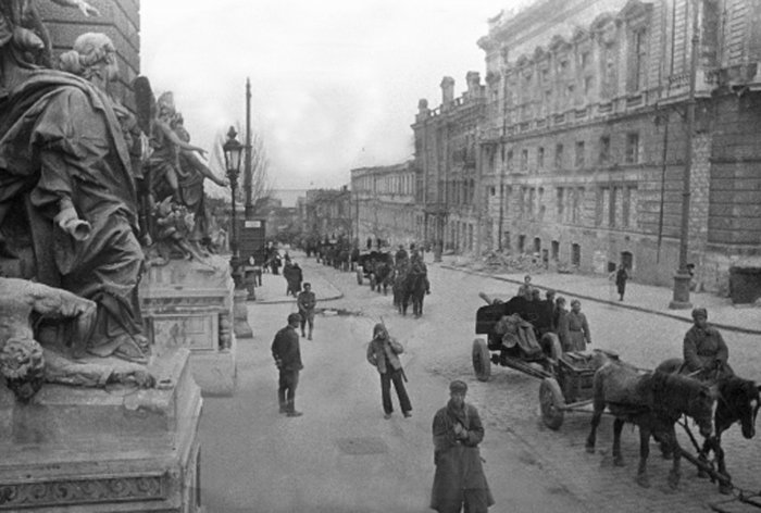 Красная Армия входит в город. 10 апреля 1944 г. 
