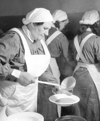 «Лотты» на кухне. 1943 г.