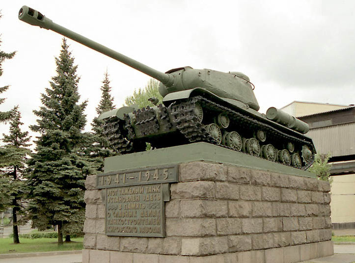 Памятник-танк ИС-2. 