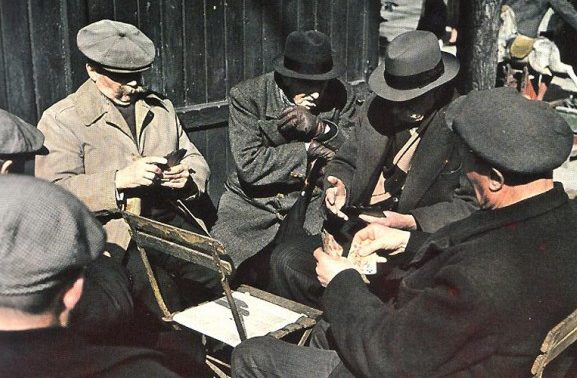 Парижане играют в карты в Люксембургском саду. 1943 г.