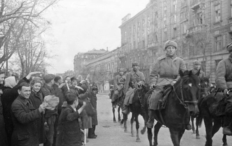 Красная Армия входит в город. 10 апреля 1944 г.