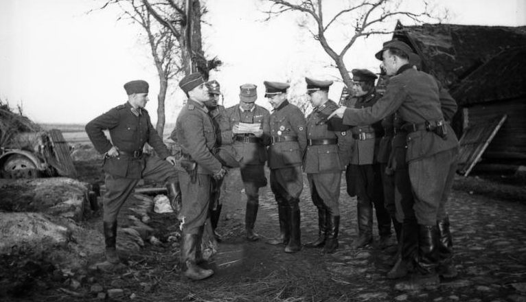 Бронислав Каминский с группой членов своего штаба и сотрудников полиции порядка во время проведения карательной операции. Белоруссия, 21 марта 1944 г. 