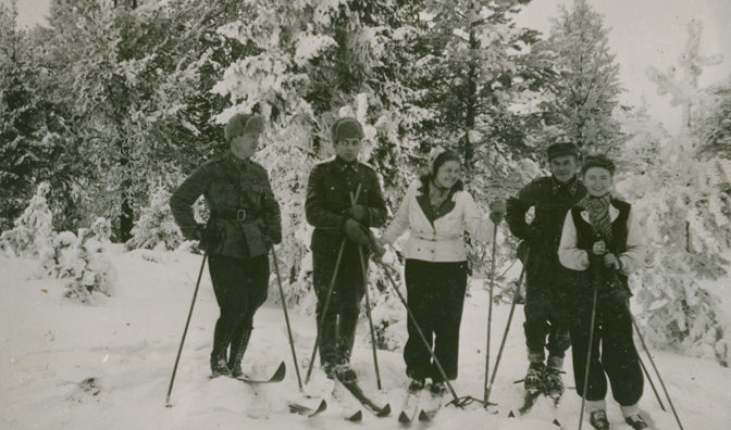 «Лотты» среди солдат в лыжном походе. 1943 г. 