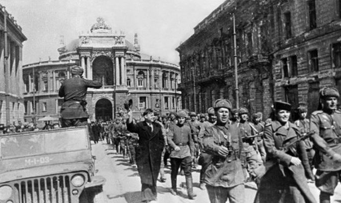Красная Армия входит в город. 10 апреля 1944 г. 