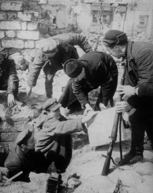 Партизаны выходят из катакомб. Апрель 1944 г.
