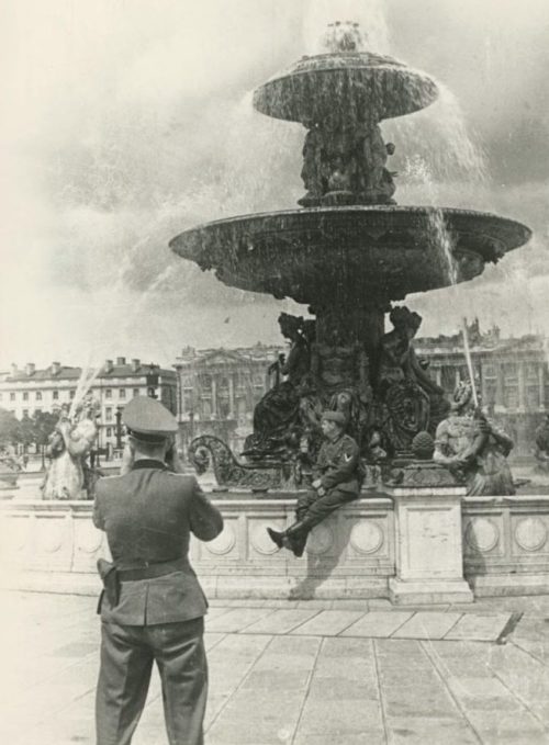 Отпуск немецких солдат в Париже. 1943 г.