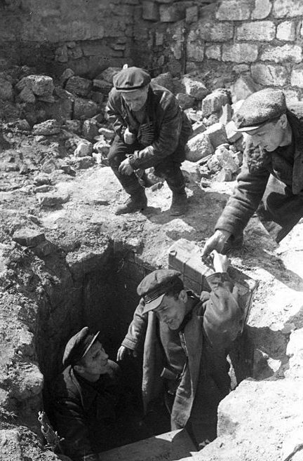 Партизаны выходят из катакомб. Апрель 1944 г.