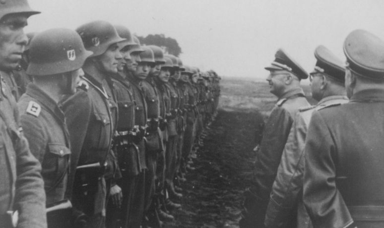 Рейхсфюрер СС Генрих Гиммлер во время смотра 14-й гренадерской дивизии СС «Галиция». Май 1944 г. 