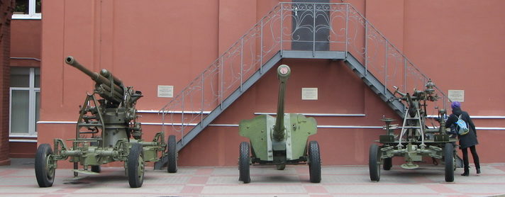 Три орудия, два из которых времен Великой Отечественной войны.