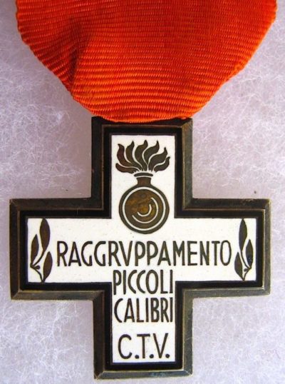 Аверс и реверс юбилейного креста итальянских добровольцев в Испании.