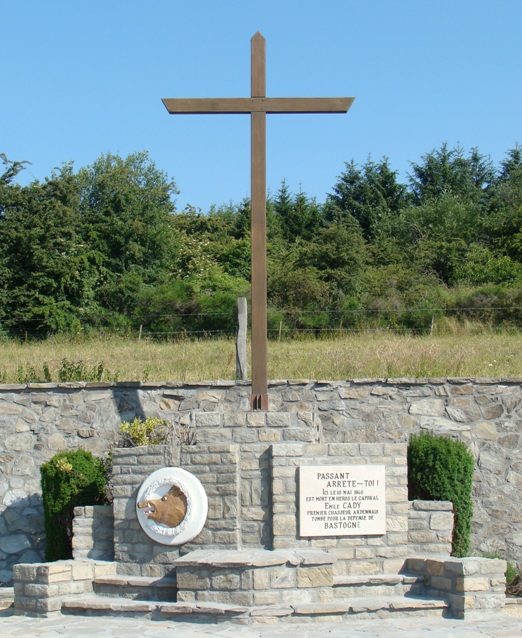 Коммуна Bastenaken. Памятник погибшим воинам и жертвам обеих войн.