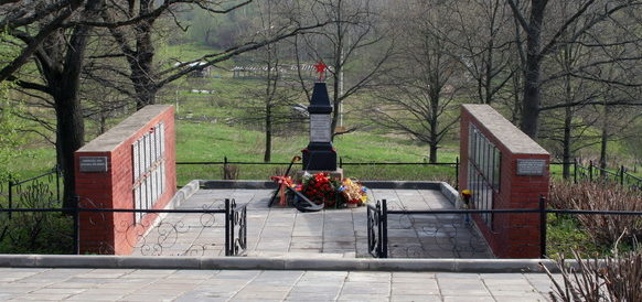 п. Шушары, Пулковское, Петербургское шоссе 4-й км, братская могила в братской могиле захоронено 548 человек.