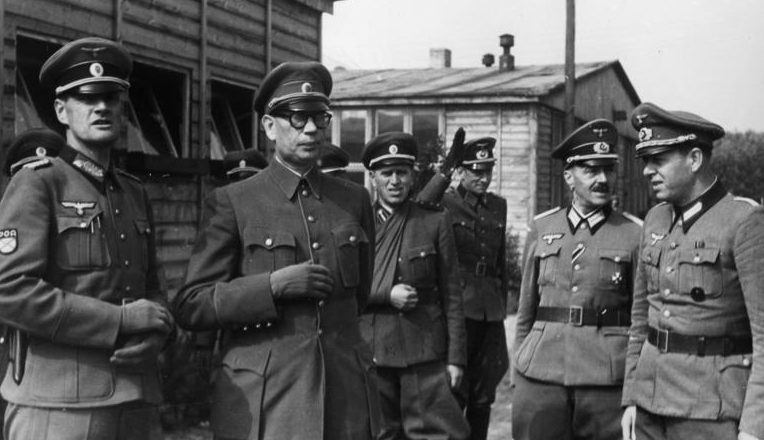 Генерал Власов в офицерской школе Дабендорф. 1944 г.
