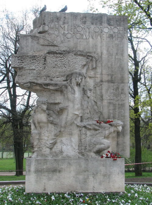 Памятник пионерам-героям.