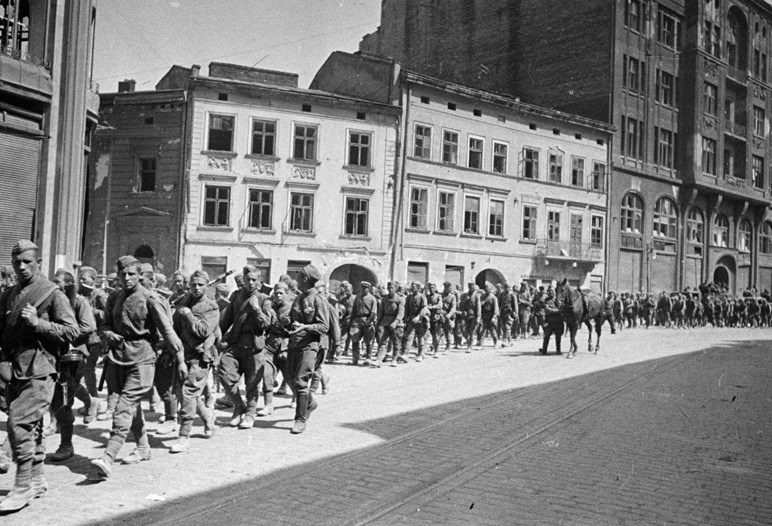 Красная Армия вновь входит в город. Июль 1944 г. 