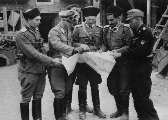  Офицеры РОНА во время Варшавского восстания. 1944 г.