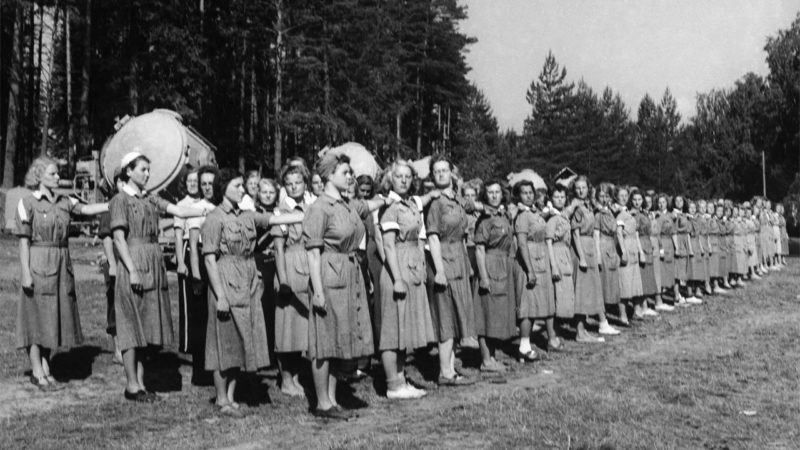 Девушки «Лотты» на прожекторных станциях. 1944 г.