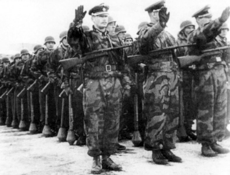 Подразделение 1-й дивизии РОА на параде в учебно-тренировочном лагере в Мюнсингене. Февраль 1945 г.