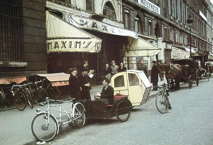 Велотакси у ресторана «Maxim's». 1943 г.