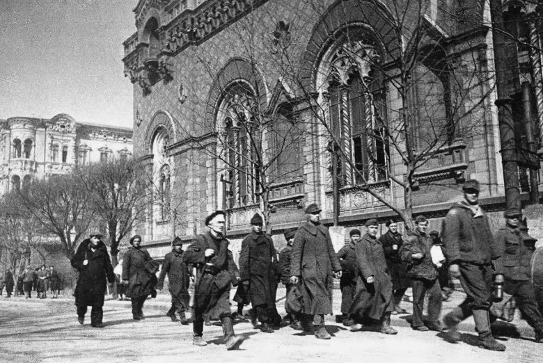 Немецкие и румынские военнопленные на улице города. Апрель 1944 г. 
