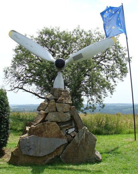 Муниципалитет Berismenil. Памятник «летающей крепости Джокер», сбитой 13 апреля 1944 года.