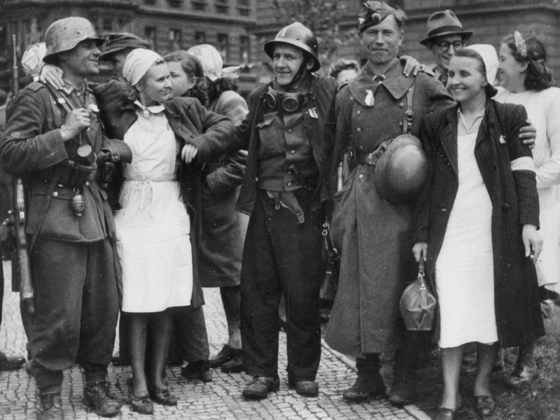 Хиви 1-й пехотной дивизии РОА с участниками Пражского восстания. Май 1945 г.