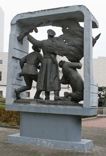 Скульптурные группы памятника.