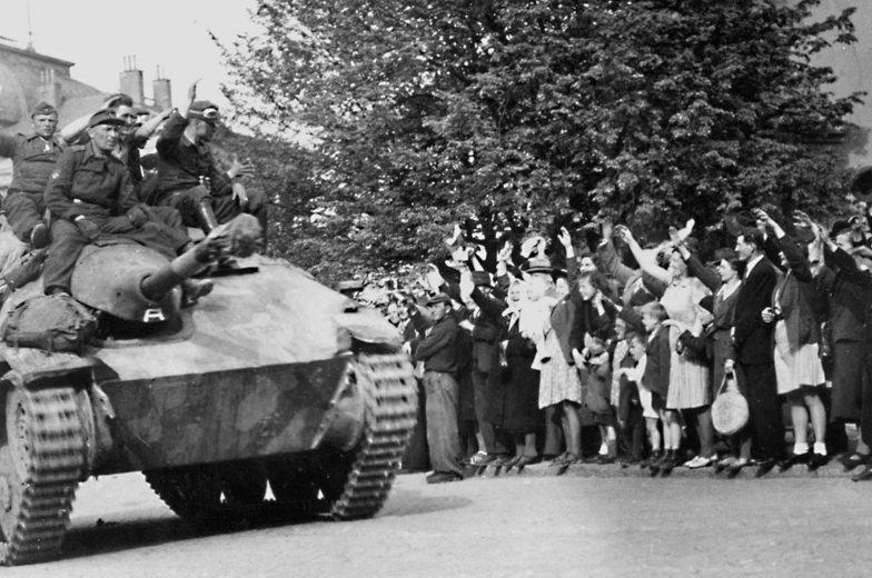 Жители Праги приветствую хиви 1-й пехотной дивизии РОА. Май 1945 г.