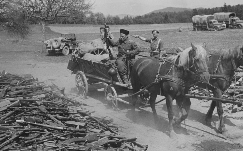 Казак 15-го кавалерийского корпуса вермахта во время капитуляции. Май 1945 г.