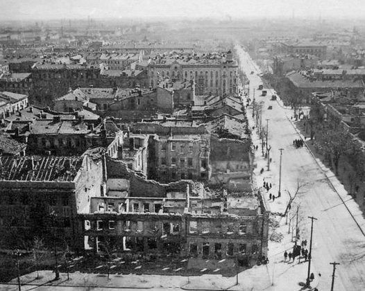 Разрушения в городе. Весна 1944 г.