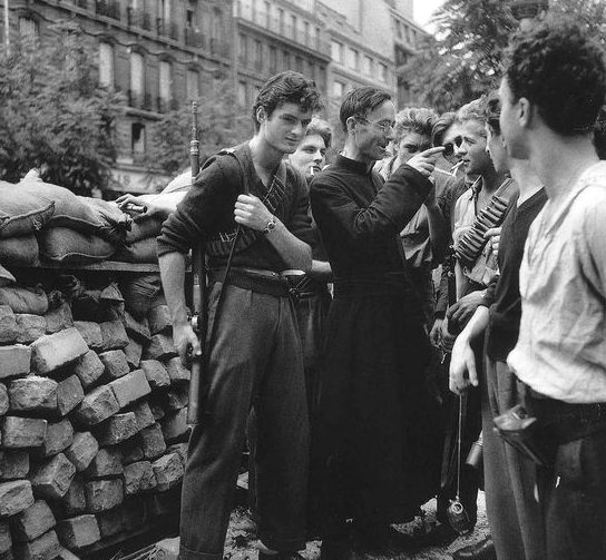 Во время восстания на городских улицах. 19 августа 1944 г. 