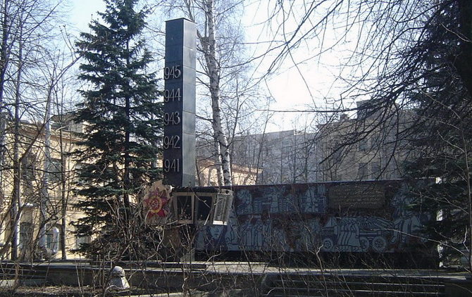 Памятник погибшим сотрудникам завода «Северный пресс».