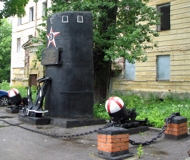 Памятник подводной лодке «Народоволец».