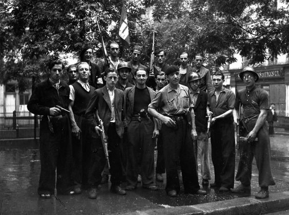 Во время восстания на городских улицах. 19 августа 1944 г. 