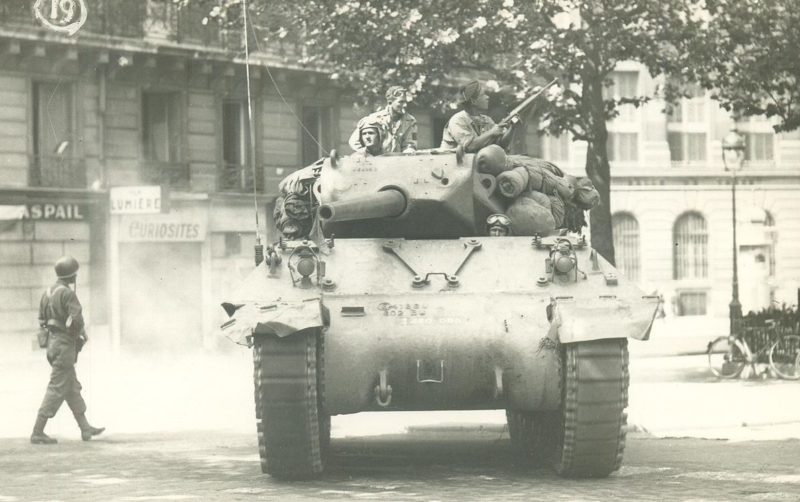 Американский танк на окраине города. 23 августа 1944 г.