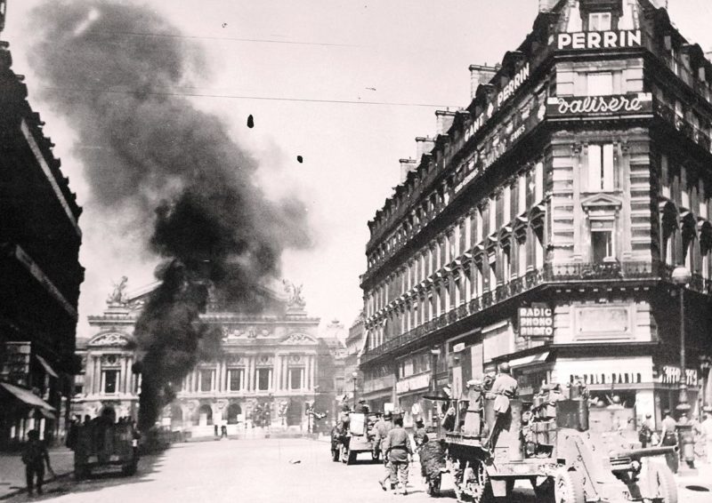 Подбитый французский танк перед Оперой. 25 августа 1944 г.