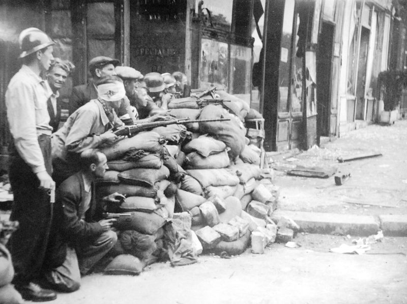 Участники Сопротивления на баррикадах. 25 августа 1944 г.