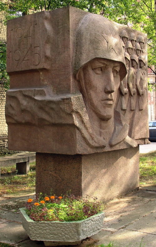 Памятник сотрудникам ВНИИСК.