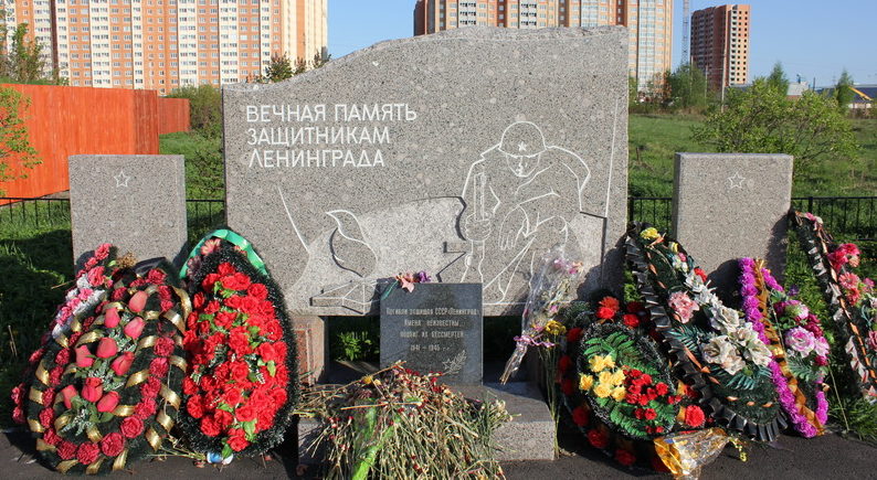 Памятник защитникам Ленинграда в Горелово по улице Коммунаров. 